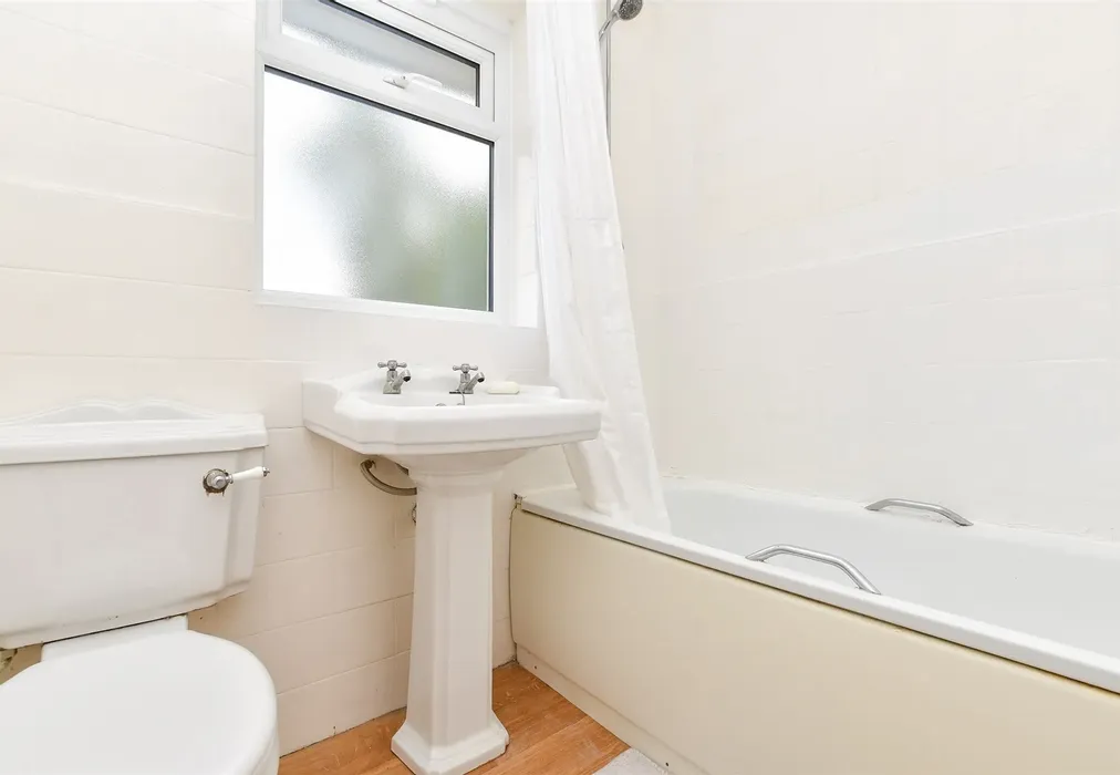 Bathroom - Cheviot Close, Banstead, Surrey - Wards of Kent