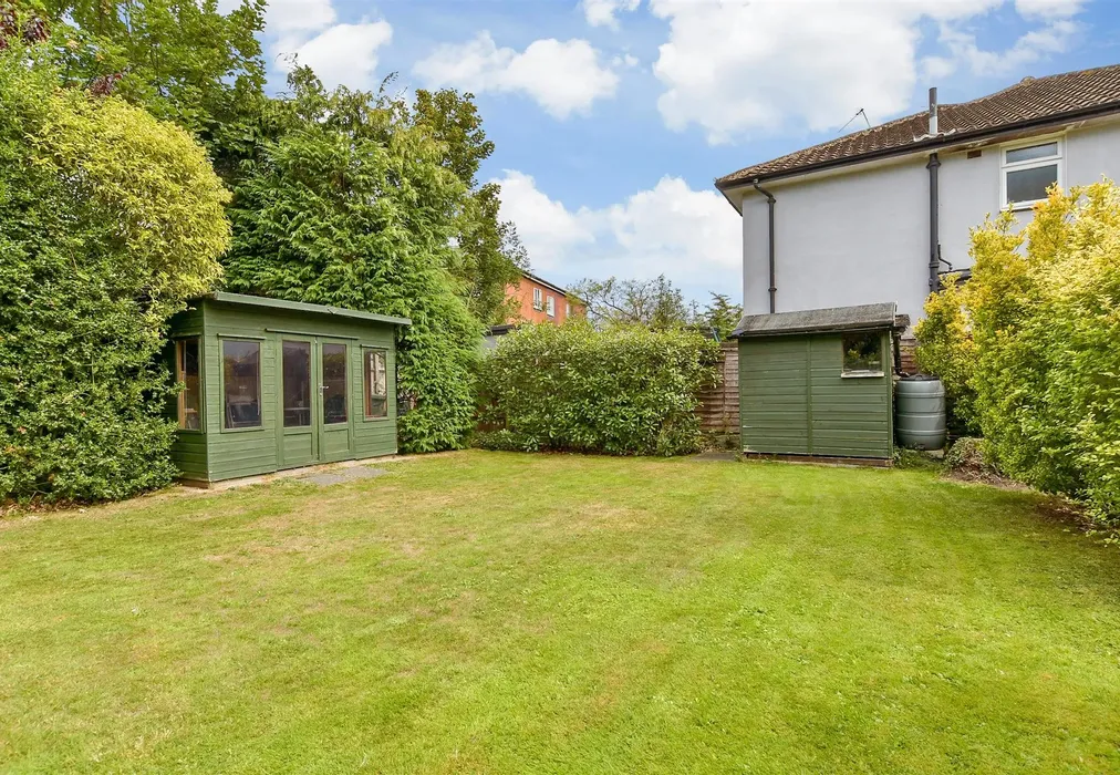 Side Garden - Cheviot Close, Banstead, Surrey - Wards of Kent