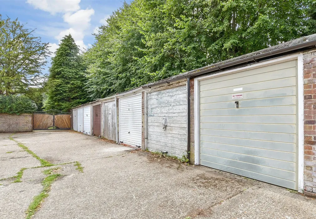 Garage - Cheviot Close, Banstead, Surrey - Wards of Kent