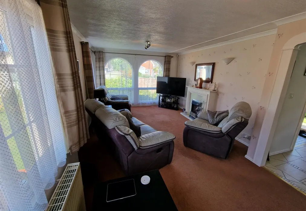 Lounge - London Road, West Kingsdown, Kent - Wards of Kent