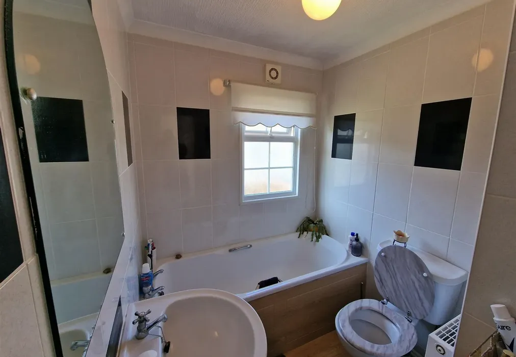 Bathroom - London Road, West Kingsdown, Kent - Wards of Kent