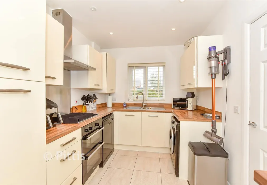 Kitchen - Old School Close, Freshwater, Isle of Wight - Wards of Kent