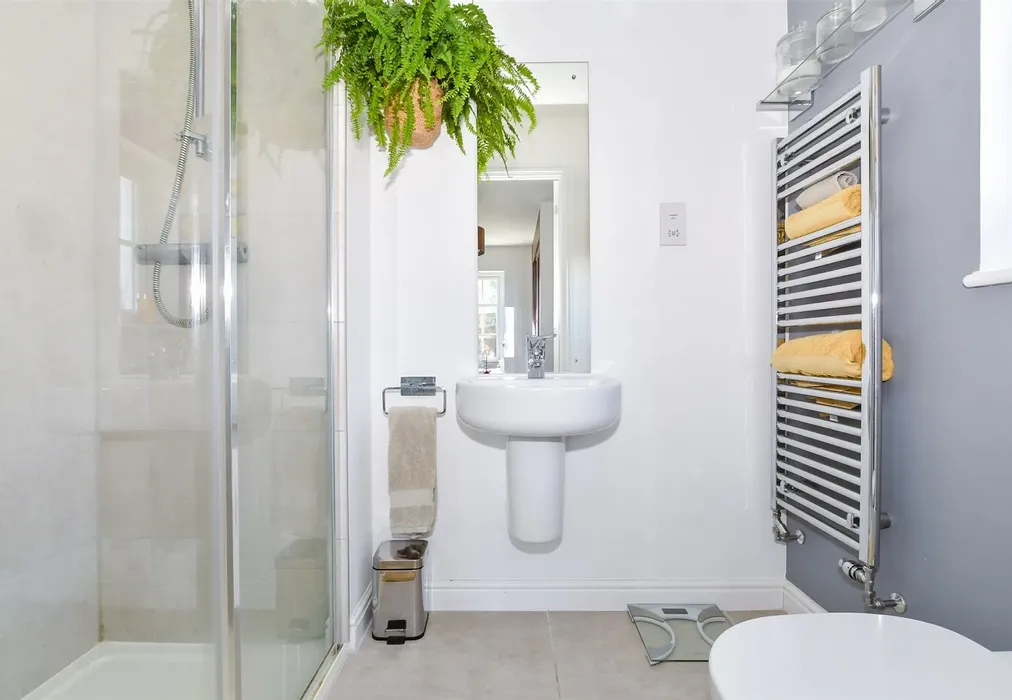 En-Suite Shower Room - Gravel Pit Lane, Marden, Tonbridge, Kent - Wards of Kent