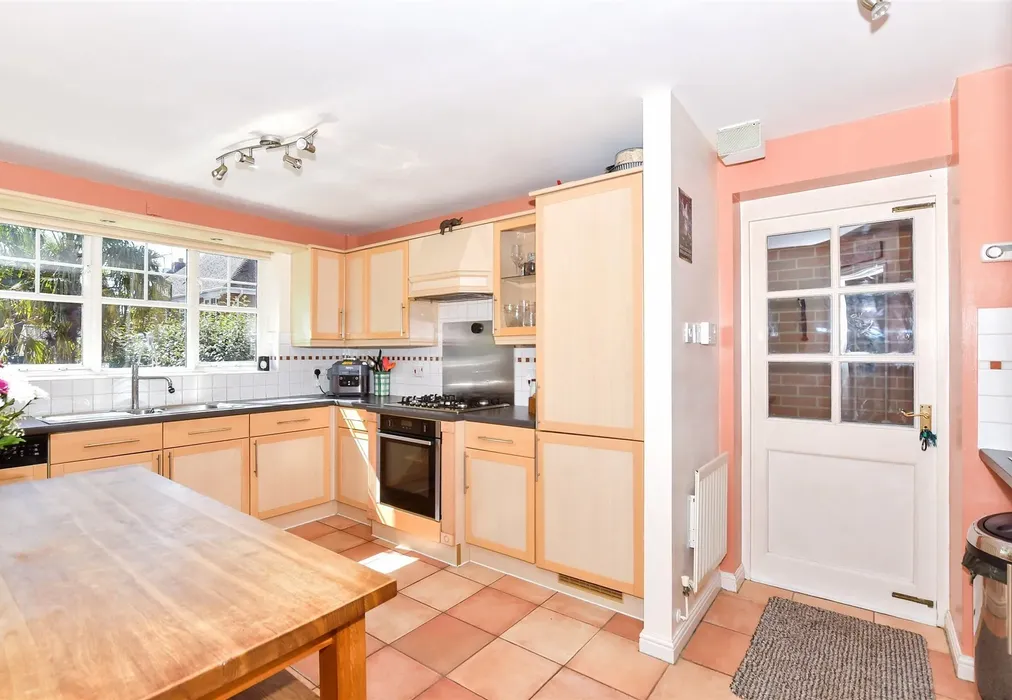 Kitchen - Peregrine Road, Kings Hill, West Malling, Kent - Wards of Kent