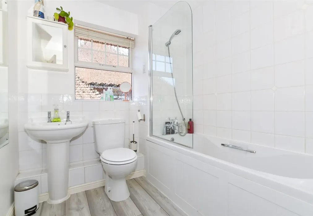 Bathroom - Peregrine Road, Kings Hill, West Malling, Kent - Wards of Kent