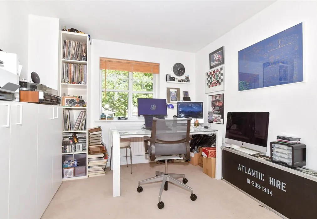 Bedroom 2 - Peregrine Road, Kings Hill, West Malling, Kent - Wards of Kent