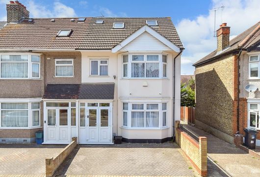 Yoxley Drive, Newbury Park, Ilford, Essex - Wards of Kent