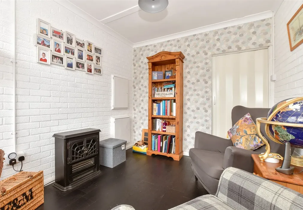 Snug - Forest Way, Winford, Sandown, Isle of Wight - Wards of Kent