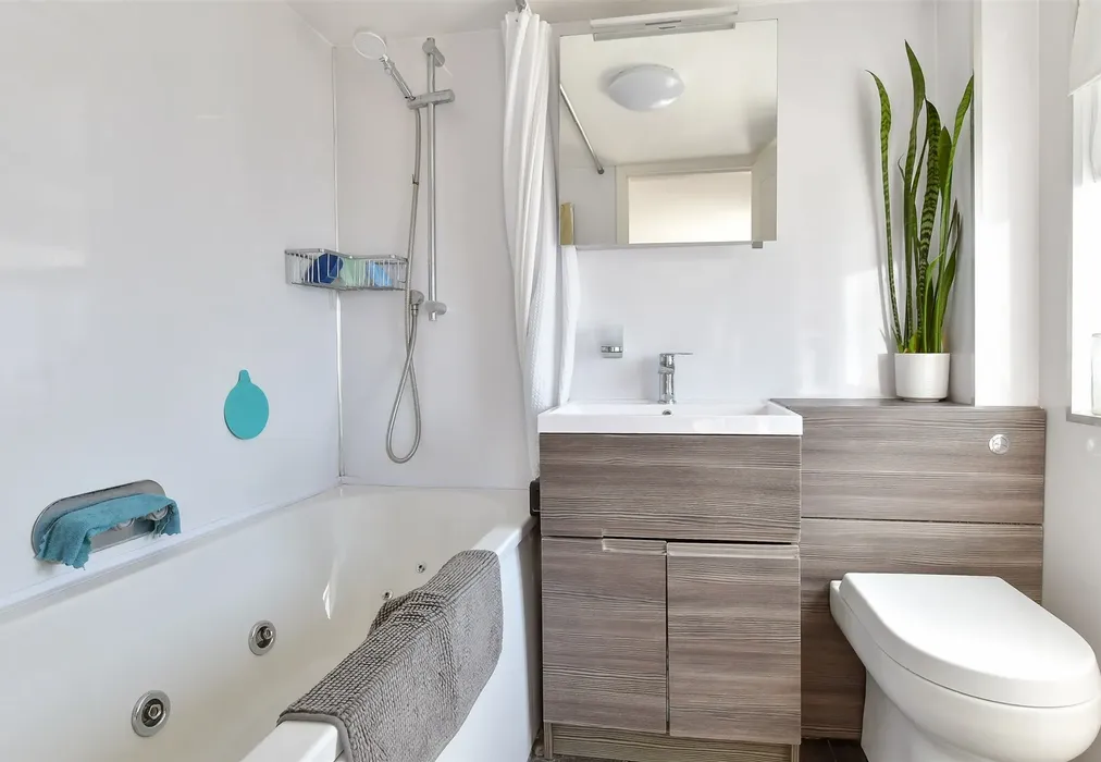 En-Suite Bathroom - Brentwood Road, Brighton, East Sussex - Wards of Kent