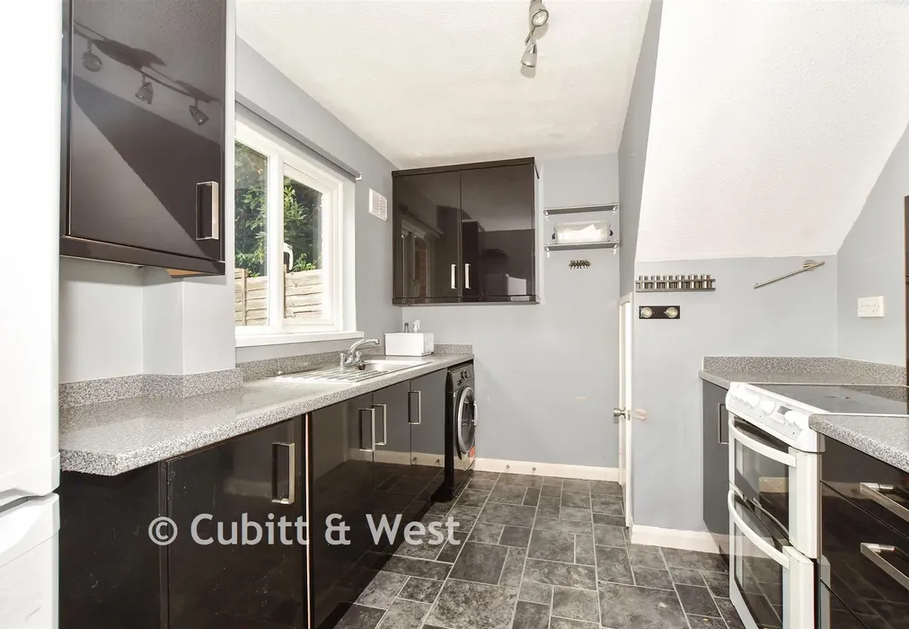Kitchen - Bluebell Close, Horsham, West Sussex - Wards of Kent