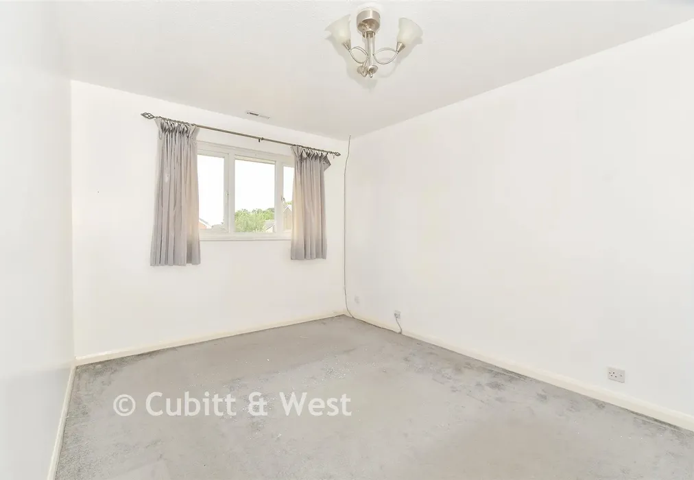 Bedroom 1 - Bluebell Close, Horsham, West Sussex - Wards of Kent