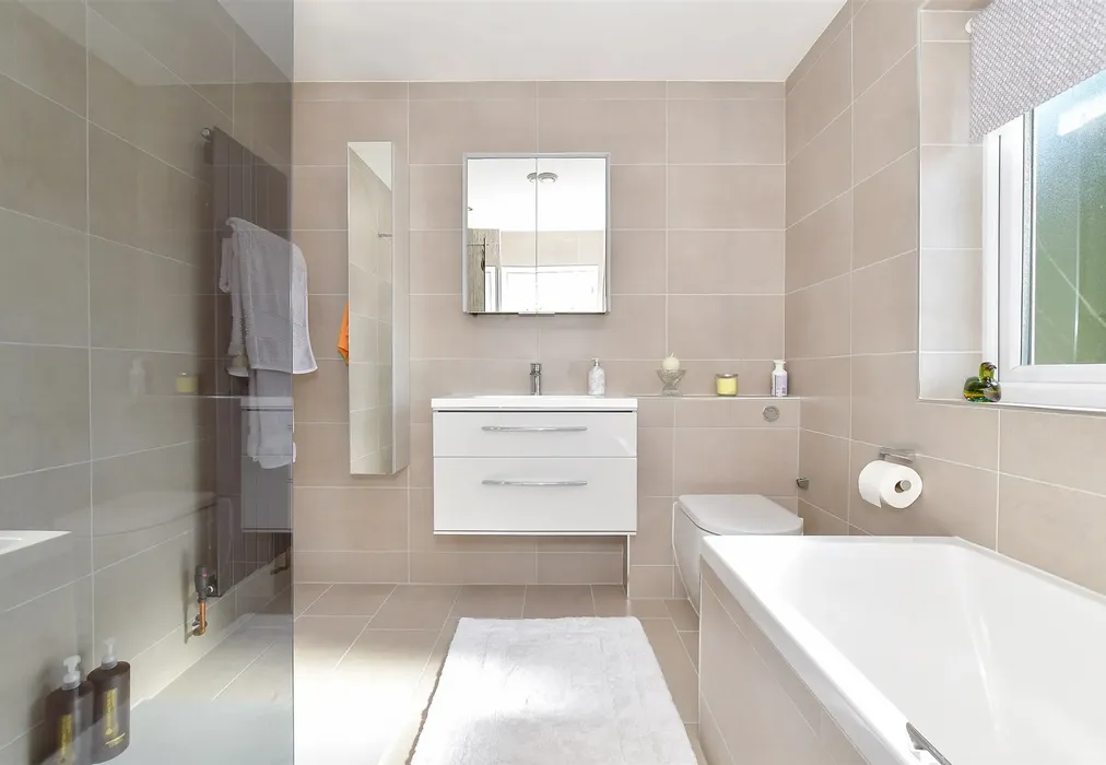 En-Suite Bathroom - Swallow Close, Havant, Hampshire - Wards of Kent