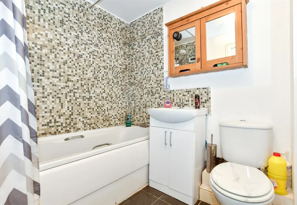 Bathroom - Edelin Road, Bearsted, Maidstone, Kent - Wards of Kent