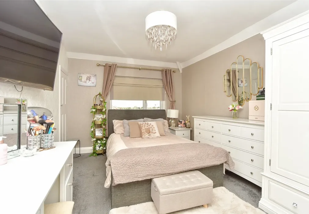 Bedroom 1 - Elm Grove, Sittingbourne, Kent - Wards of Kent
