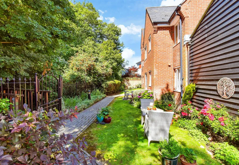 Communal Gardens - Springwell, Havant, Hampshire - Wards of Kent