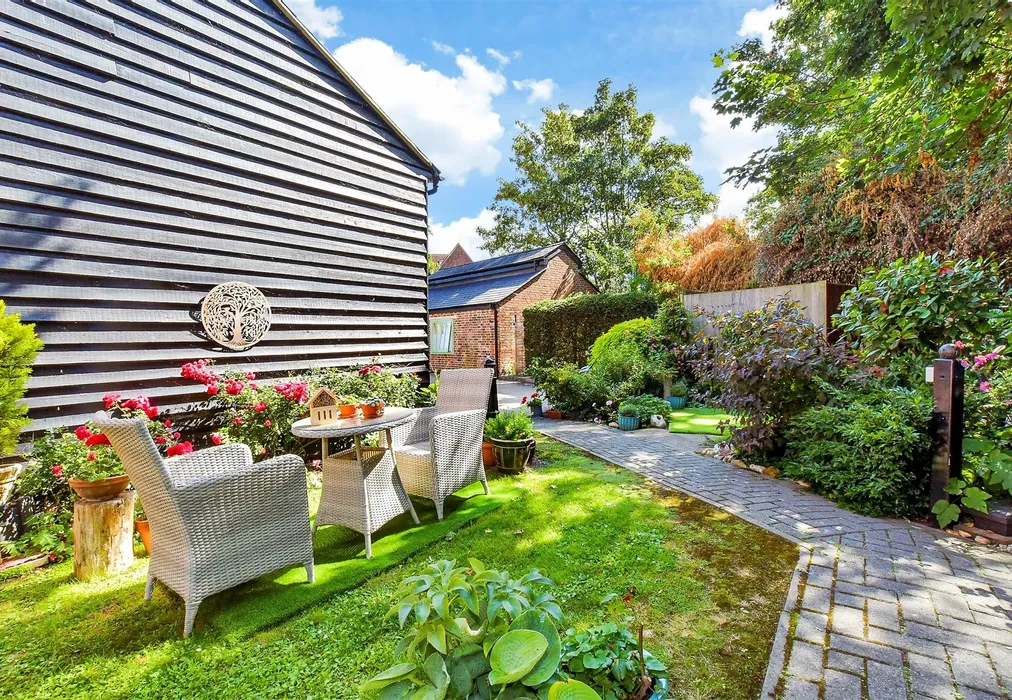 Communal Gardens - Springwell, Havant, Hampshire - Wards of Kent