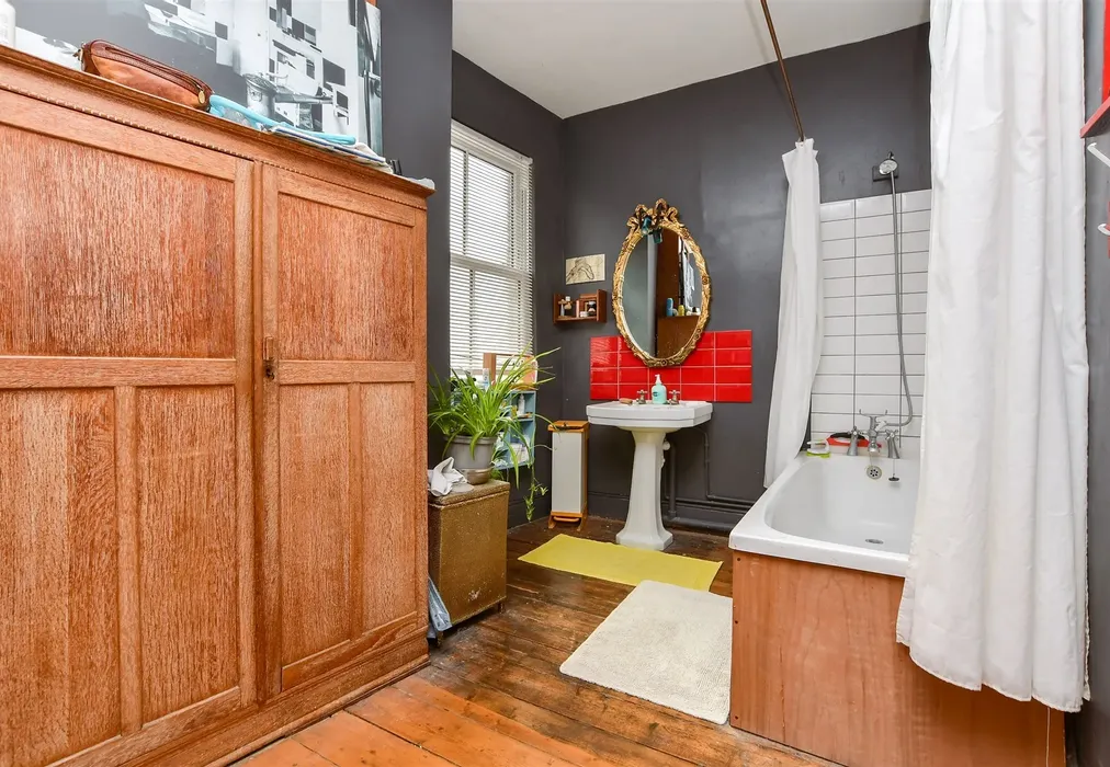 Bathroom - Grotto Road, Cliftonville, Margate, Kent - Wards of Kent
