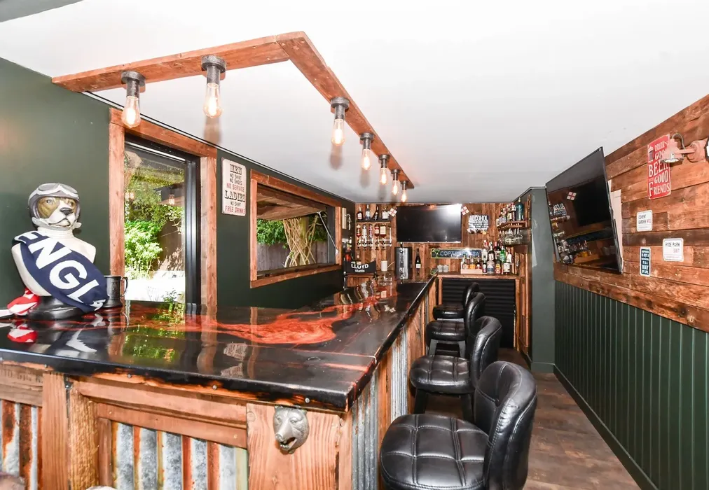Bar - Robin Hood Lane (Lower), Walderslade, Chatham, Kent - Wards of Kent