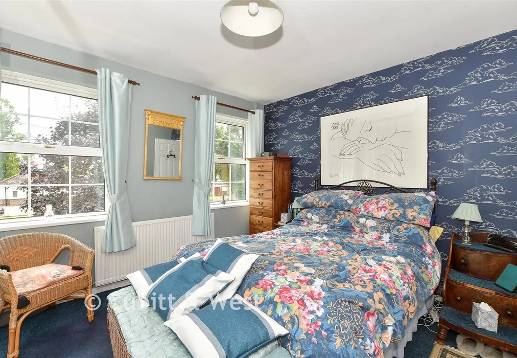Bedroom 1 - Green Lane, Northgate, West Sussex - Wards of Kent