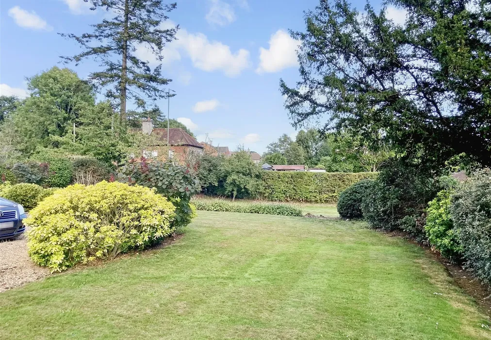 Side Garden - Dovers Green Road, Reigate, Surrey - Wards of Kent