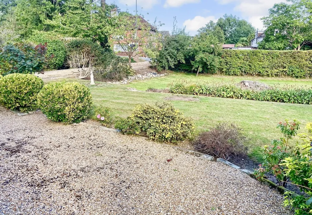 Front Garden - Dovers Green Road, Reigate, Surrey - Wards of Kent