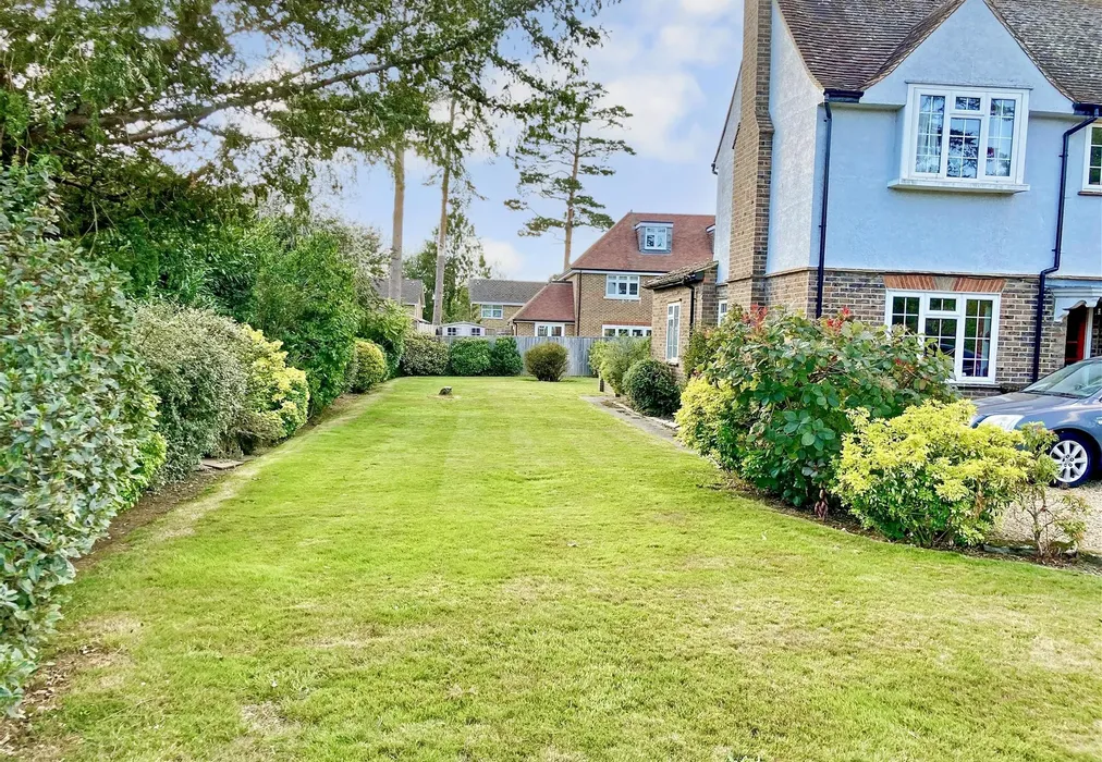 Side Garden - Dovers Green Road, Reigate, Surrey - Wards of Kent