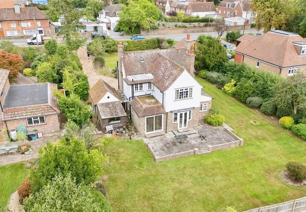 Lifestyle Feature Shot - Dovers Green Road, Reigate, Surrey - Wards of Kent