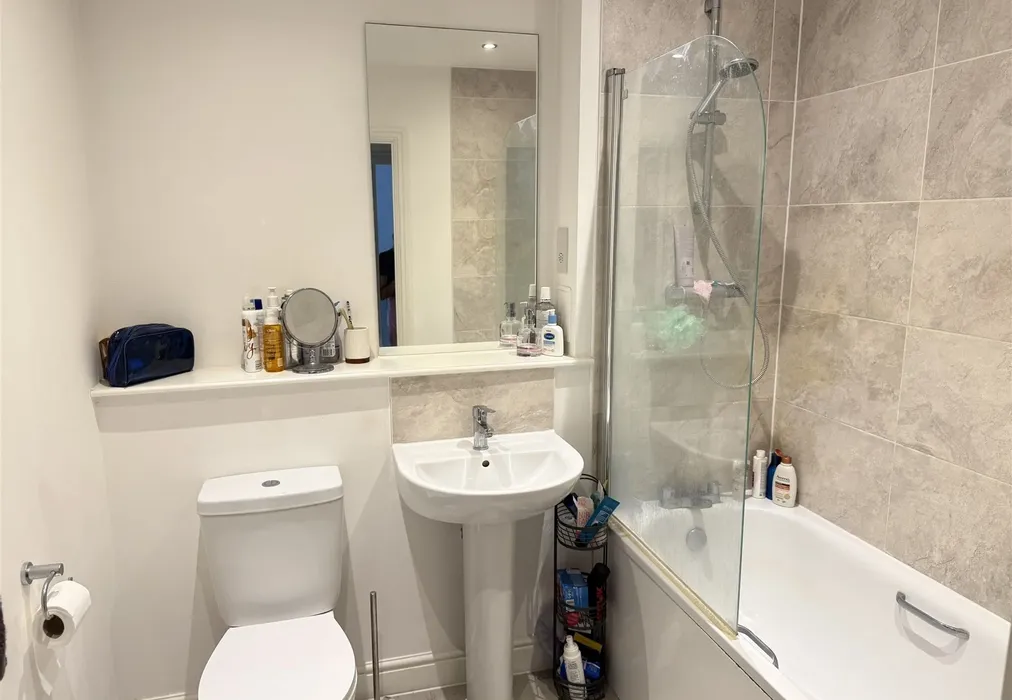 Bathroom - Chimney Avenue, Maidstone, Kent - Wards of Kent