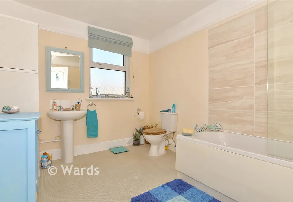 Bathroom - Wellesley Road, Sheerness, Kent - Wards of Kent