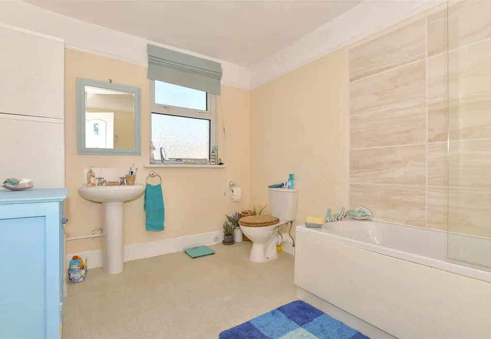 Bathroom - Wellesley Road, Sheerness, Kent - Wards of Kent