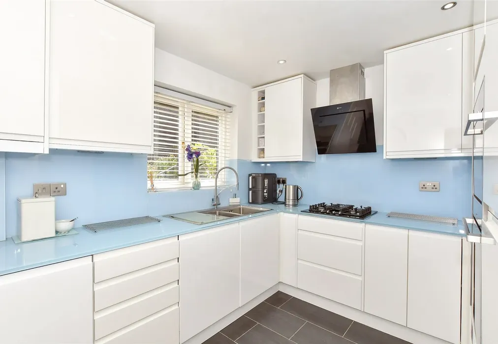 Kitchen - Derwent Close, Waterlooville, Hampshire - Wards of Kent