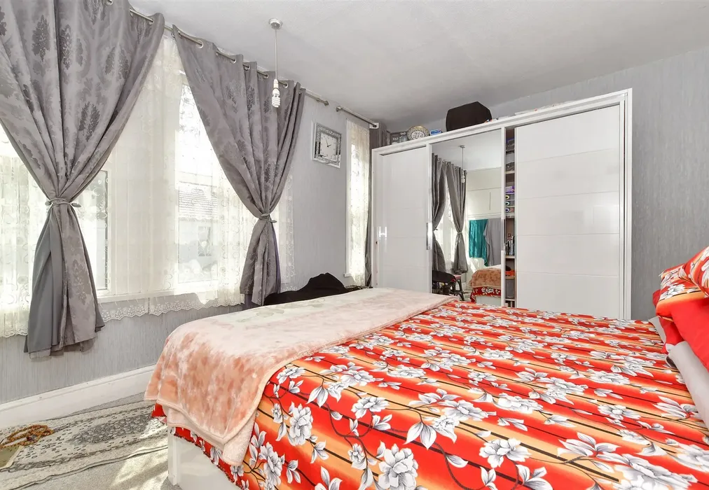 Bedroom 1 - Shelley Avenue, London - Wards of Kent