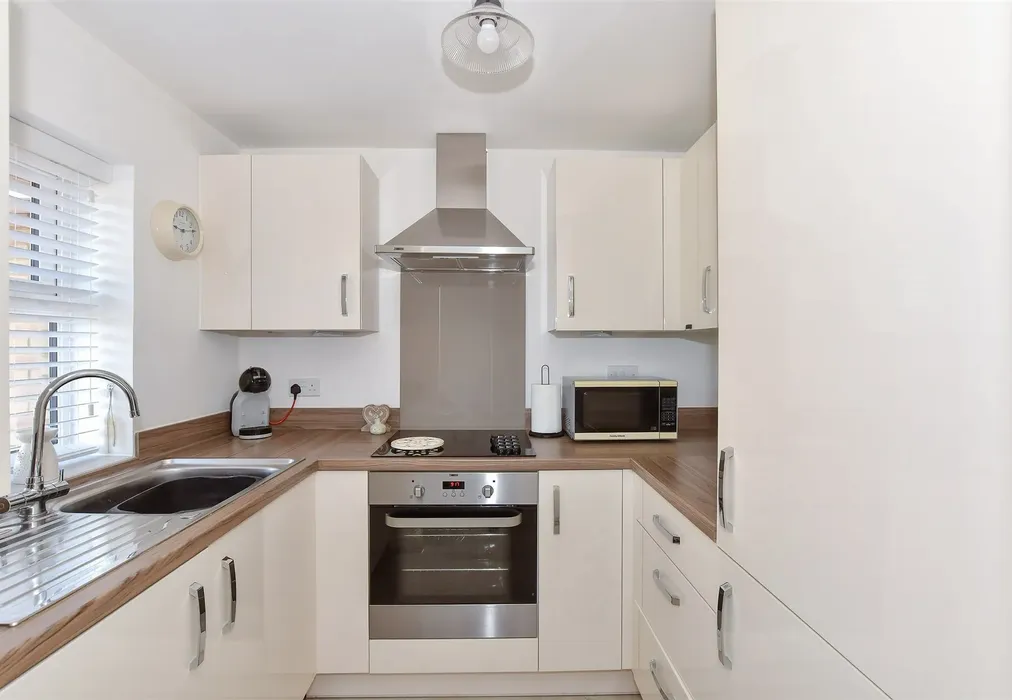 Kitchen - Easington Place, Aylesham, Canterbury, Kent - Wards of Kent