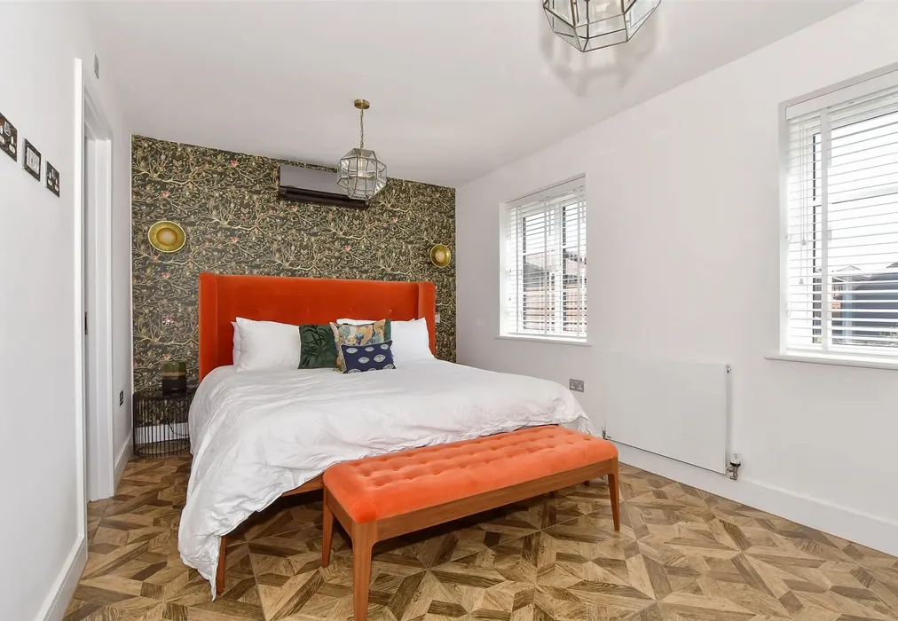 Bedroom 1 - Broadbank Way, Canterbury, Kent - Wards of Kent