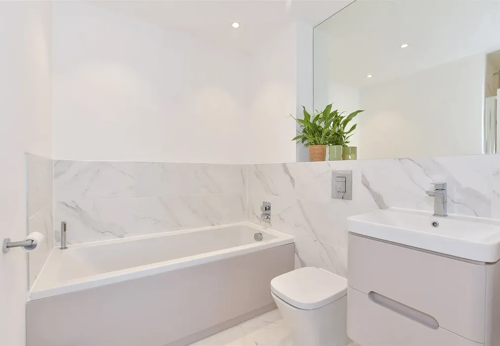 En-Suite Bathroom - Broadbank Way, Canterbury, Kent - Wards of Kent