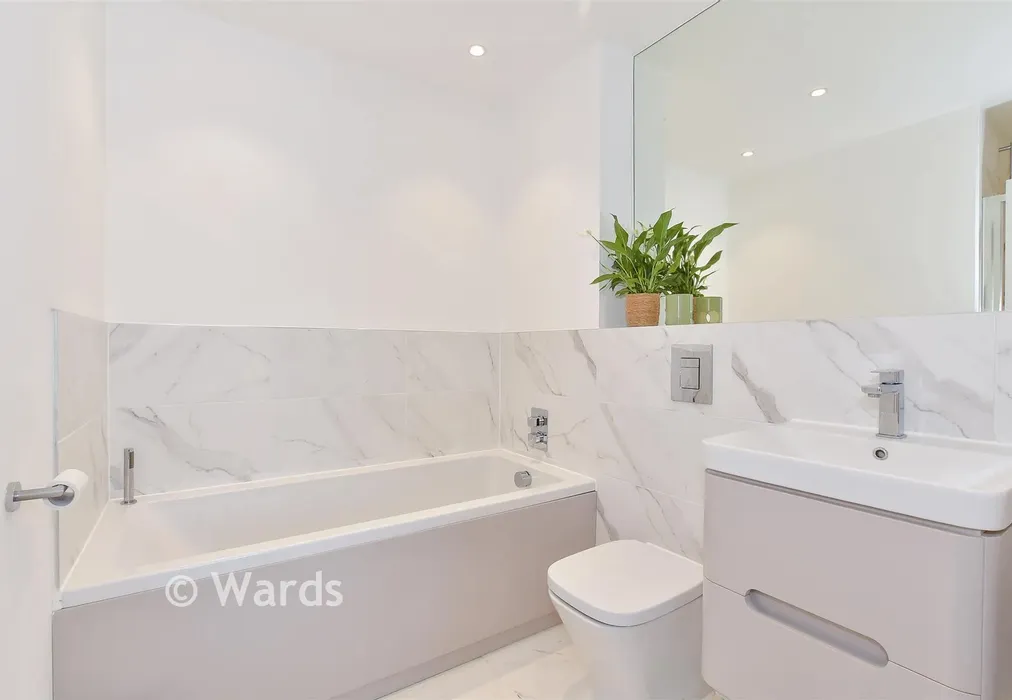En-Suite Bathroom - Broadbank Way, Canterbury, Kent - Wards of Kent