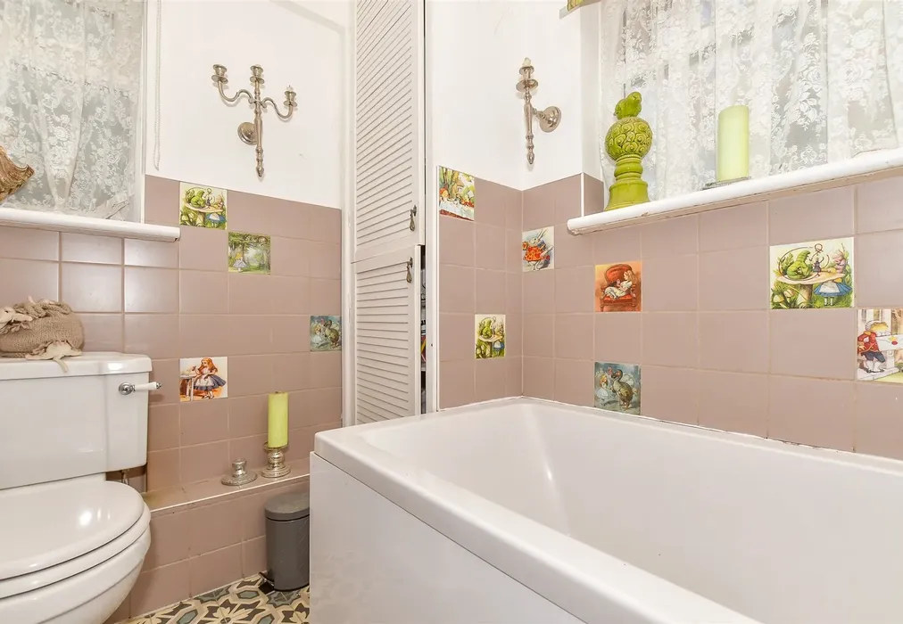 Bathroom - Blenheim Road, Littlestone, Kent - Wards of Kent