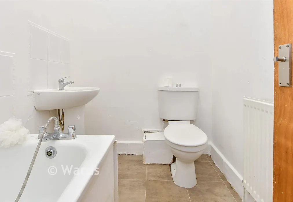 Bathroom - Athelstan Road, Cliftonville, Margate, Kent - Wards of Kent