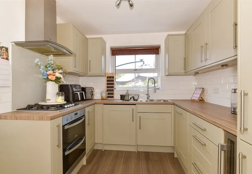Kitchen - Walsby Drive, Kemsley, Sittingbourne, Kent - Wards of Kent