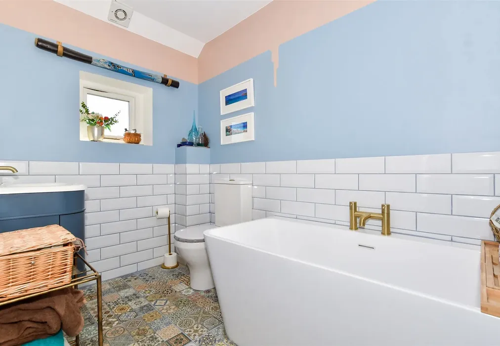 En-Suite Bathroom - Mill Street, East Malling, West Malling, Kent - Wards of Kent