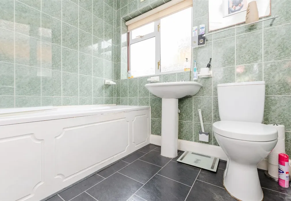 Bathroom - Kynaston Road, Orpington, Kent - Wards of Kent