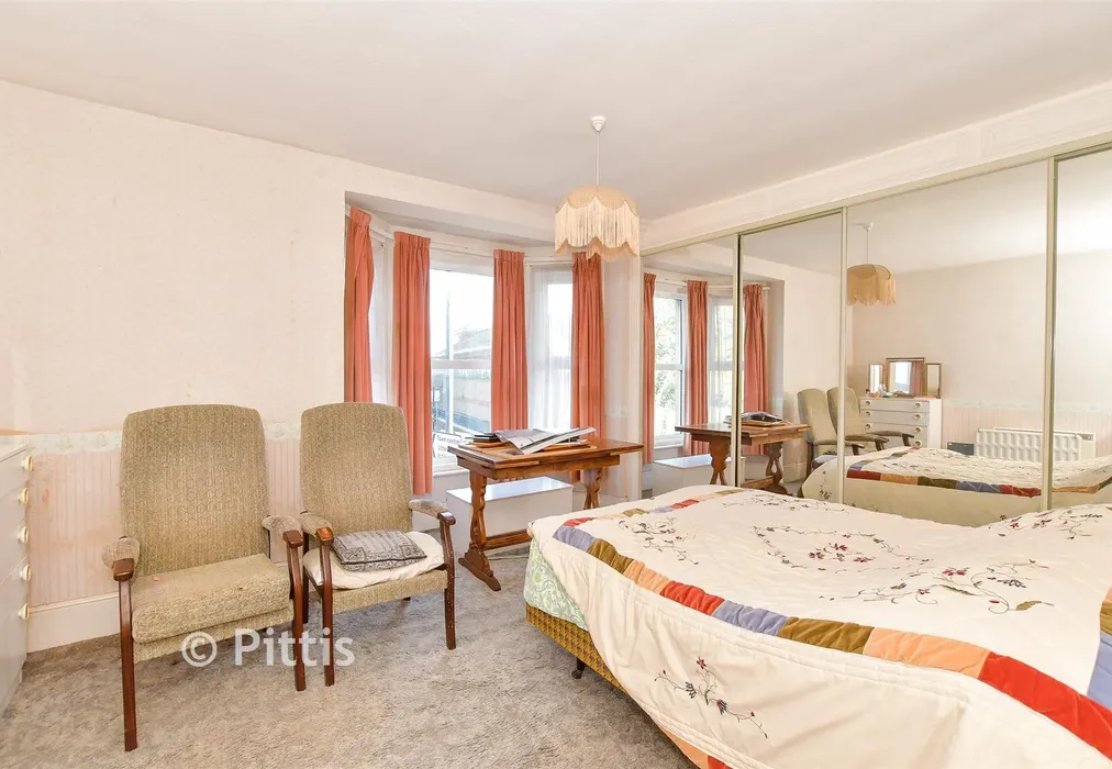 Bedroom 1 - Medina Avenue, Newport, Isle of Wight - Wards of Kent