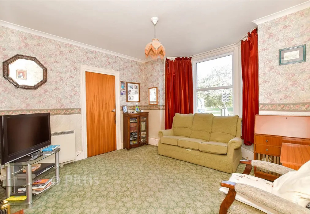 Lounge - Medina Avenue, Newport, Isle of Wight - Wards of Kent
