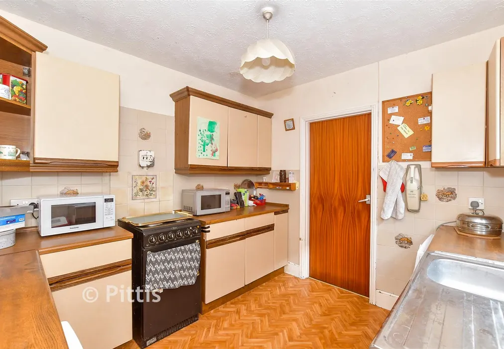 Kitchen - Medina Avenue, Newport, Isle of Wight - Wards of Kent