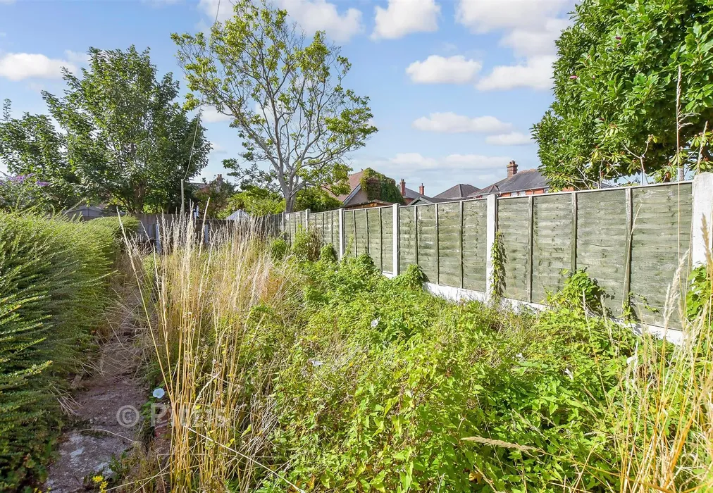 Rear Garden - Medina Avenue, Newport, Isle of Wight - Wards of Kent