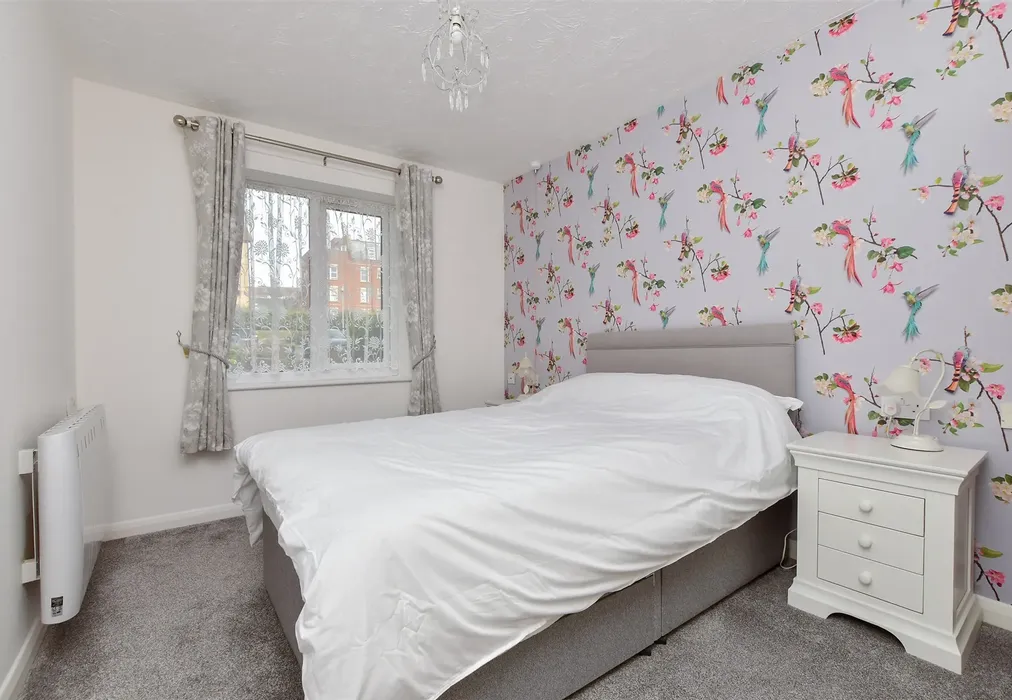 Bedroom 1 - Victoria Parade, Ramsgate, Kent - Wards of Kent