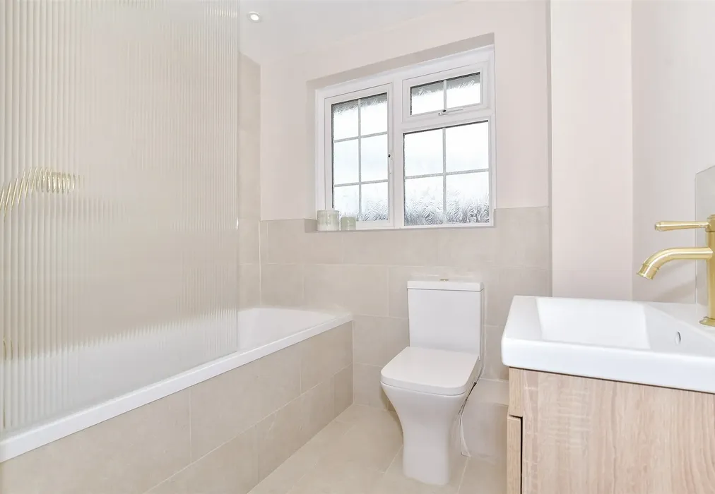 Bathroom - Pear Tree Avenue, Ditton, Kent - Wards of Kent
