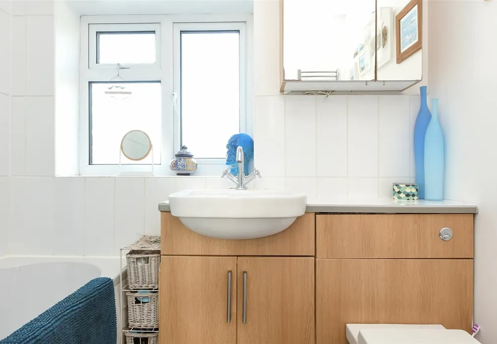 Bathroom - Ashdown Road, Reigate, Surrey - Wards of Kent
