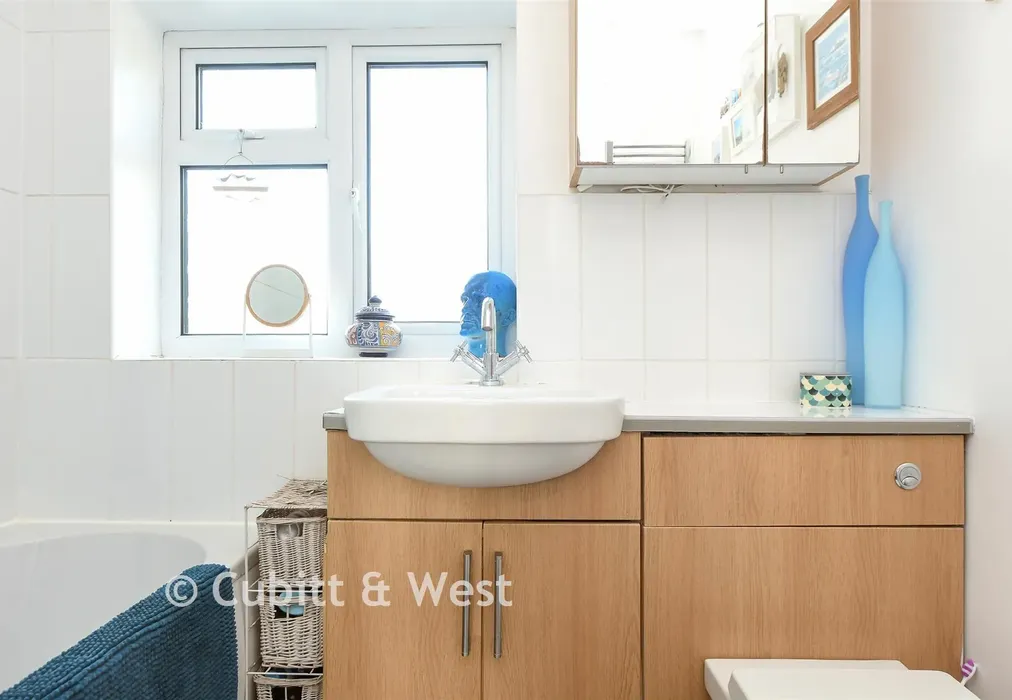 Bathroom - Ashdown Road, Reigate, Surrey - Wards of Kent