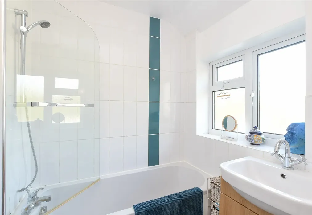 Bathroom - Ashdown Road, Reigate, Surrey - Wards of Kent
